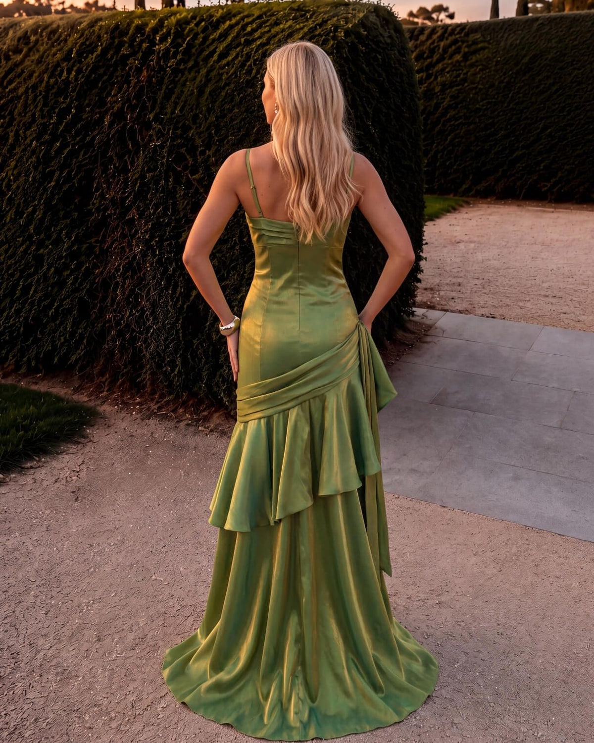 Olivgrünes drapiertes Maxikleid, Rückansicht im Freien