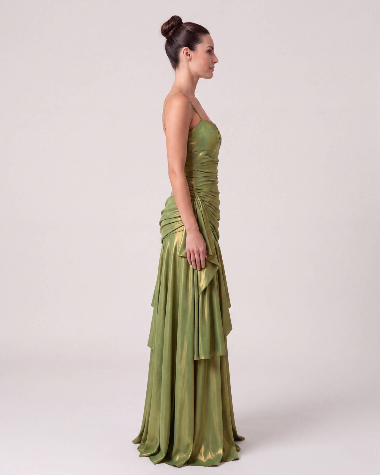 Olivgrünes drapiertes Maxikleid, Seitenansicht im Studio
