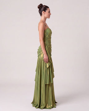 Olivgrünes drapiertes Maxikleid, Seitenansicht im Studio