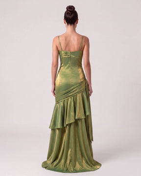 Olivgrünes drapiertes Maxikleid, Rückansicht im Studio