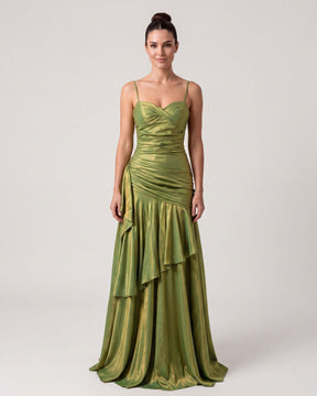 Olivgrünes drapiertes Maxikleid, Vorderansicht im Studio