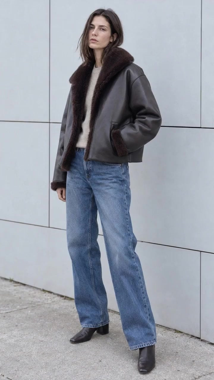 Herbst-Stylingvorschau mit dunkler Jacke